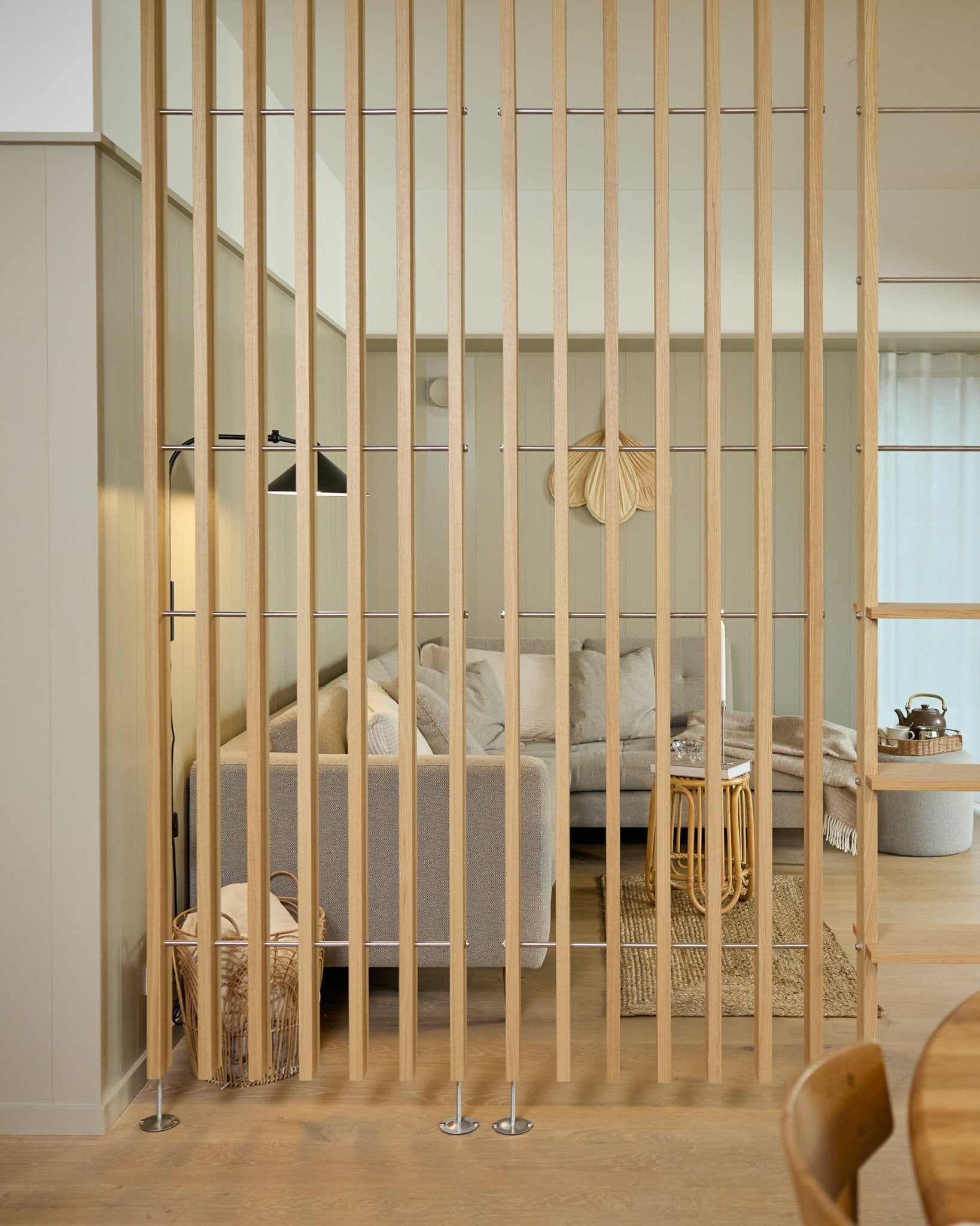 EMBRACE Raumteiler BM1 (286–302 cm) von WoodUpp, aus natural oak Furnierlamellen gefertigt, freistehender Raumteiler zwischen Boden und Decke, ganz ohne Bohren.